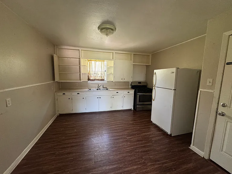 304 Avenue I — Photo 5