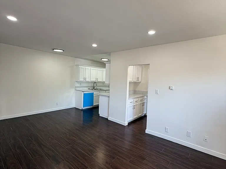 4815 Kester Ave #7 — Photo 2
