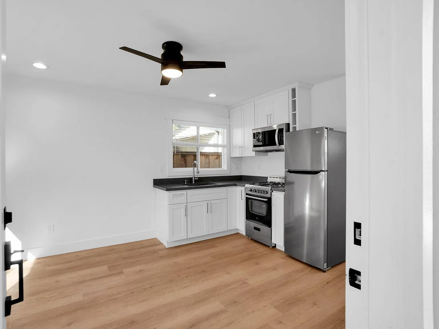 1 bed, 461 sqft, $2,350 — Photo 2