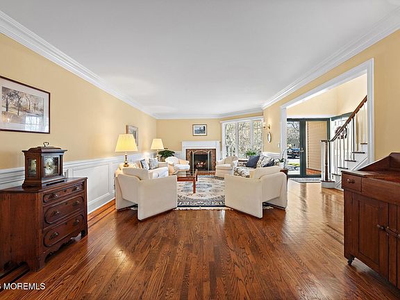 5th image of 194 Heritage Court
