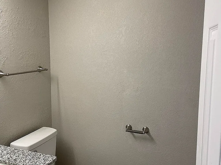 Hallway_Bathroom_990407