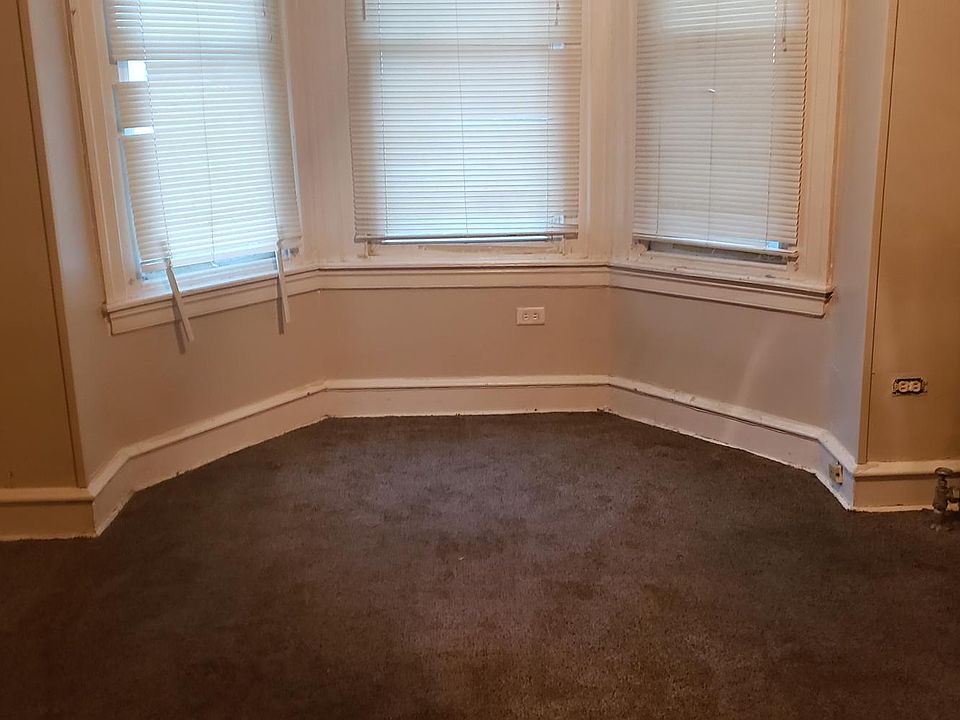 2nd image of 2913 Judson St