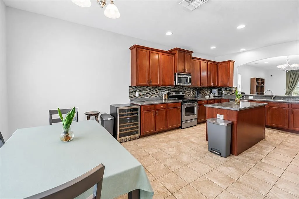 3 bed, 2.5 bath, 2368 sqft, $2,300 — Photo 3