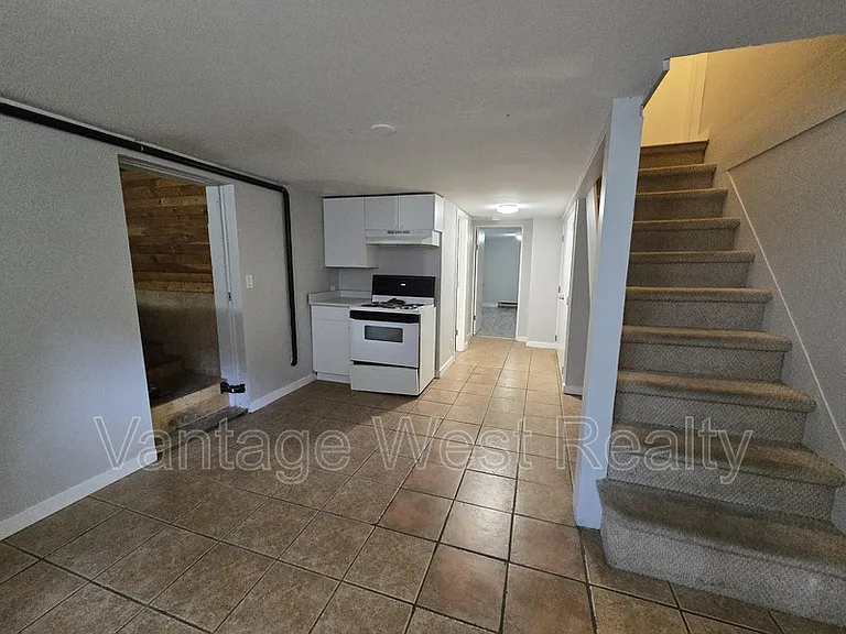 320B Rutland Rd S — Photo 5