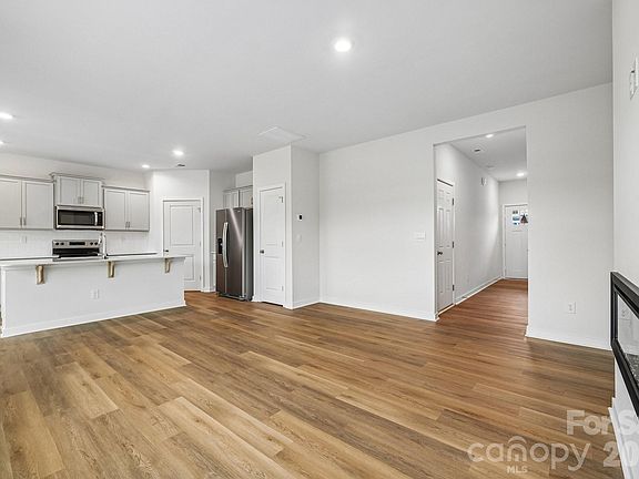 3rd image of 1414 Mammoth Rd