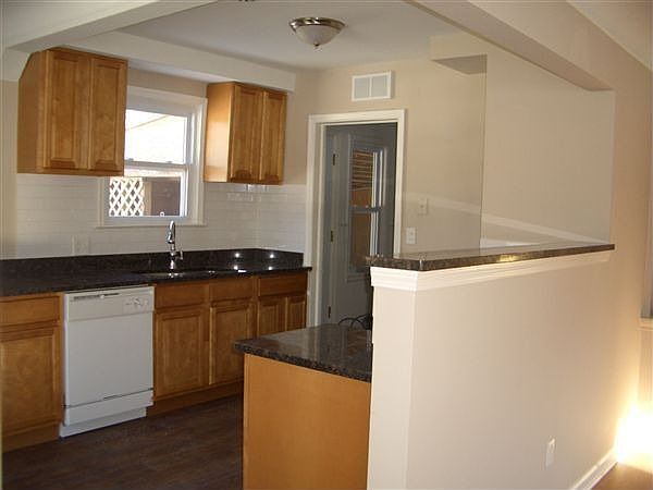 24640 Parklawn 037