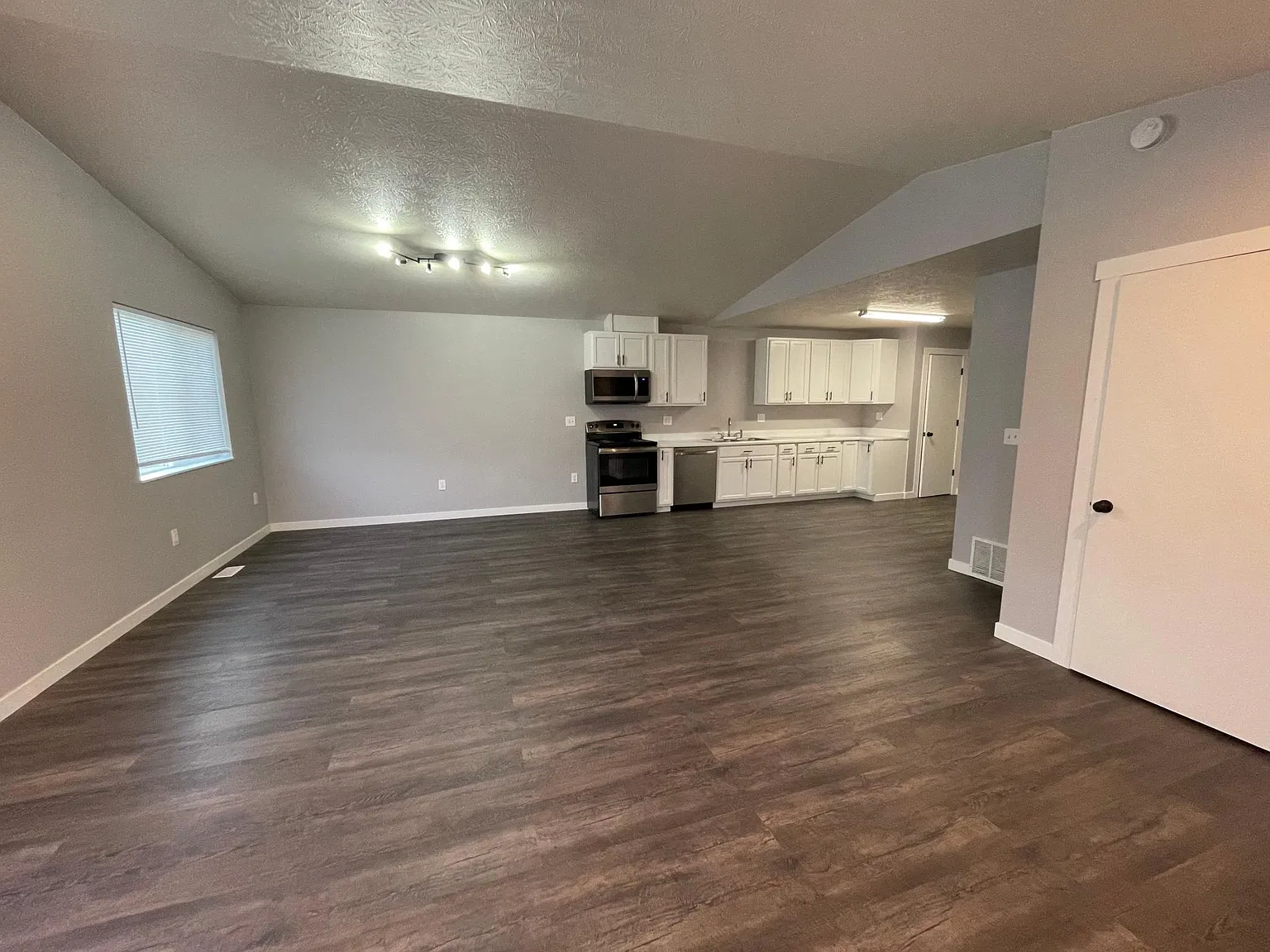 3 bed, 1600 sqft, $1,999 — Photo 2