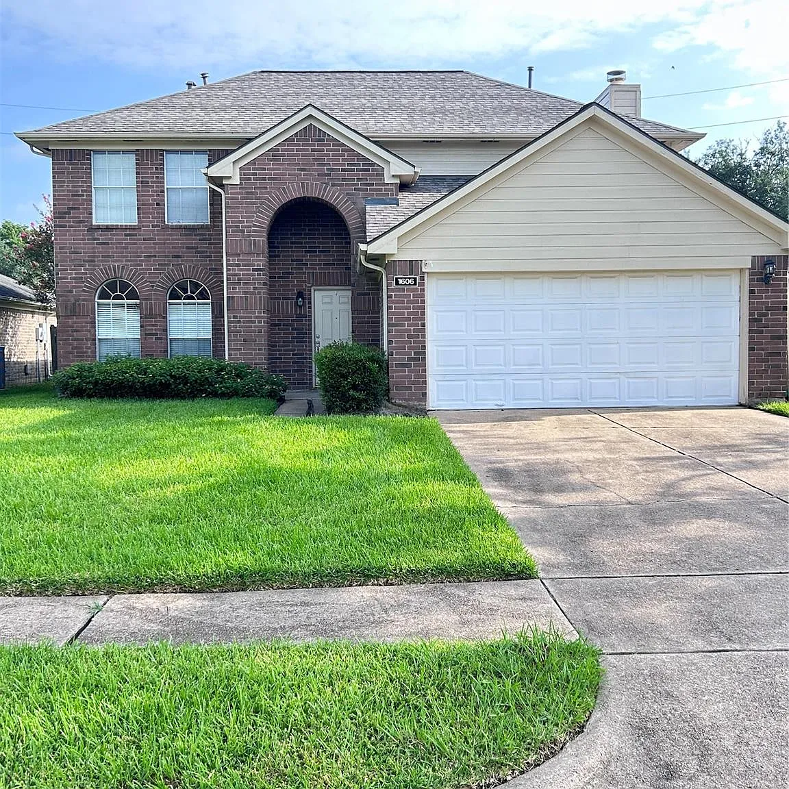 3 bed, 2.5 bath, 2020 sqft, $2,050 — Photo 1
