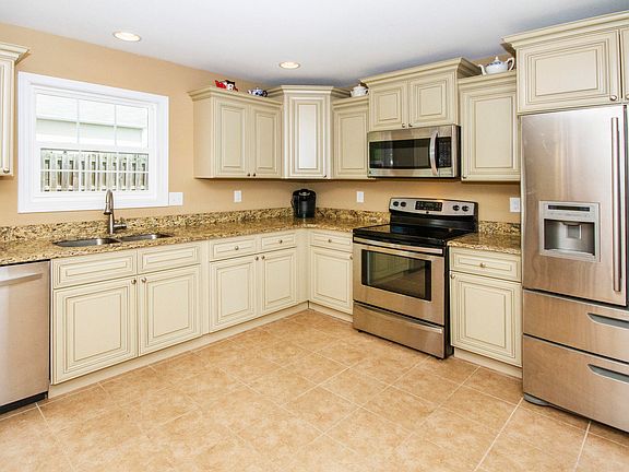 5th image of 909 Evelyn Dr