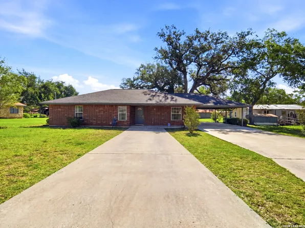 908 N MANSFIELD ST, Pleasanton, TX 78064