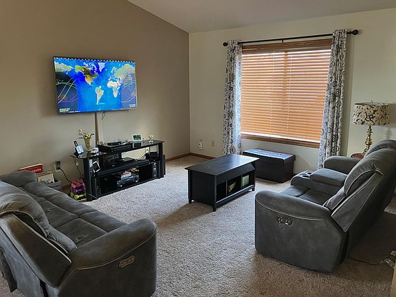 5th image of 533 Dogwood St NE