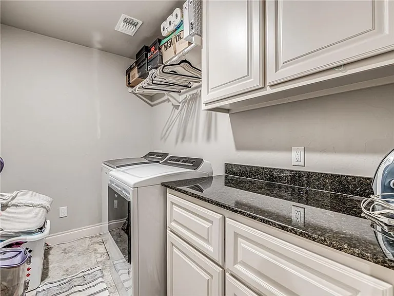 5009 Crater Lake Dr — Photo 24