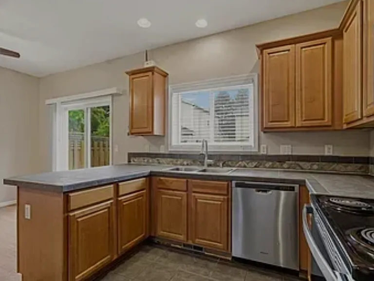 620 SW Trout Ct — Photo 9
