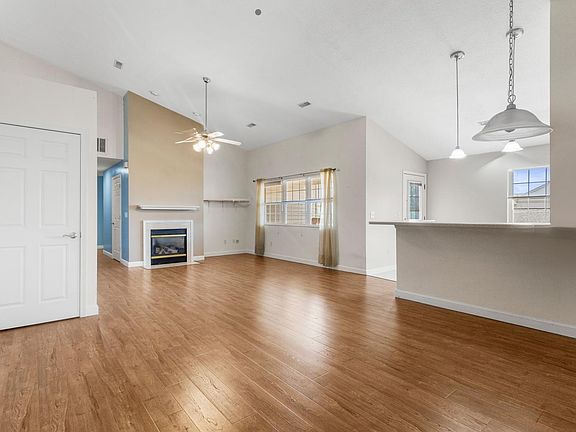 2nd image of 3752 Thornhill Cir #3752