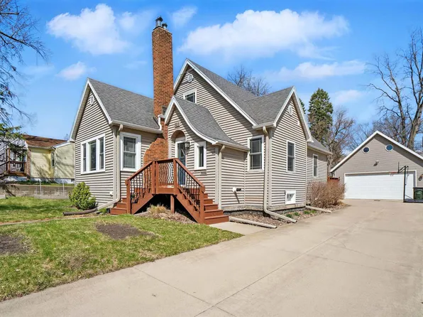 1123 W 3rd St, Cedar Falls, IA 50613