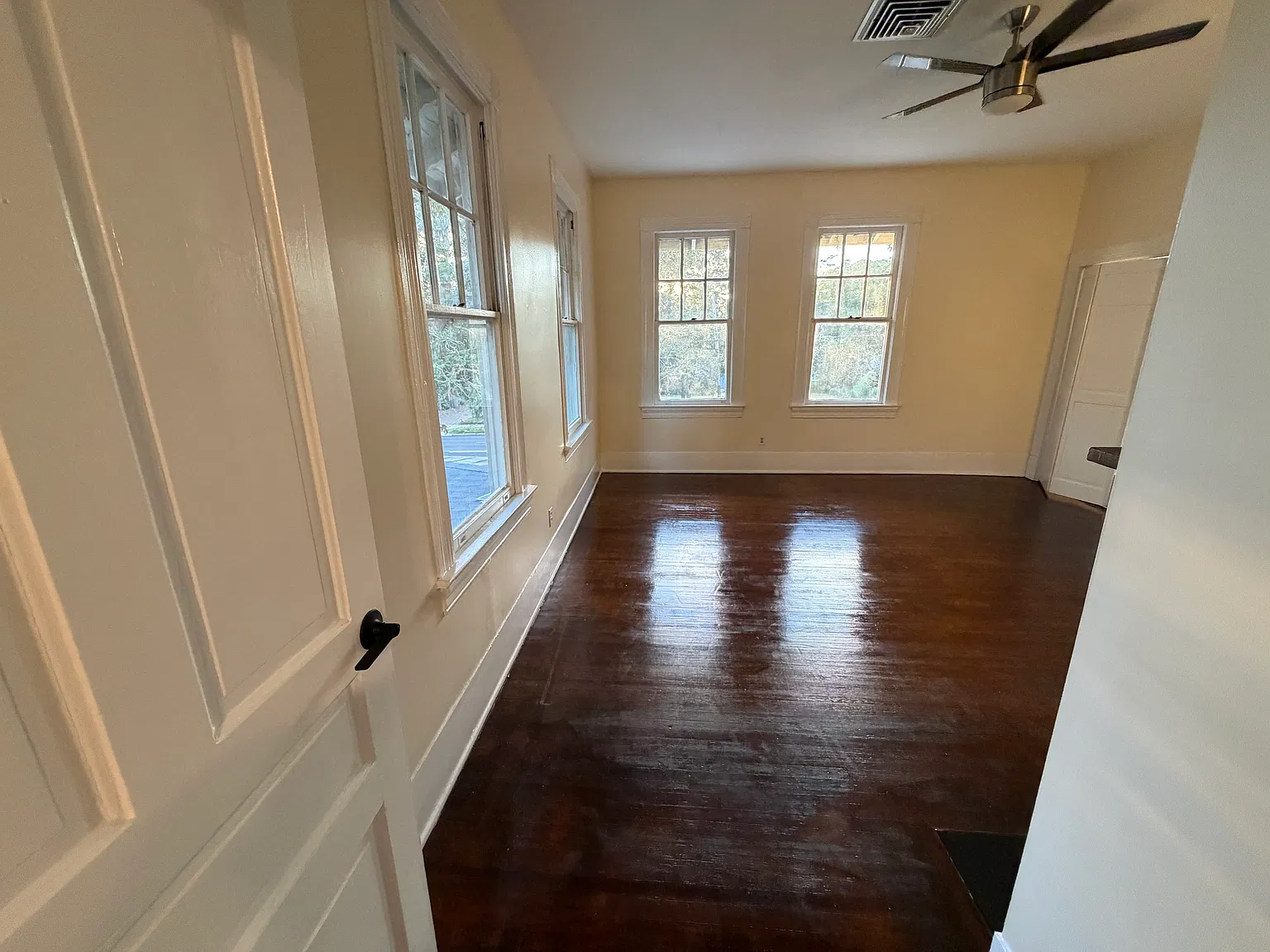 1 bed, 1100 sqft, $985 — Photo 2