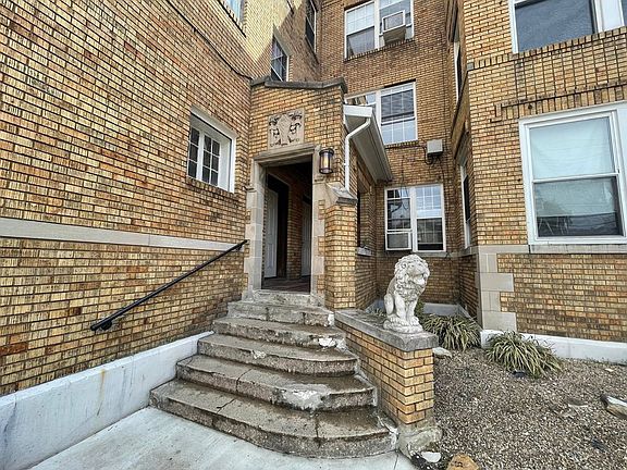 5th image of 716 Washington St