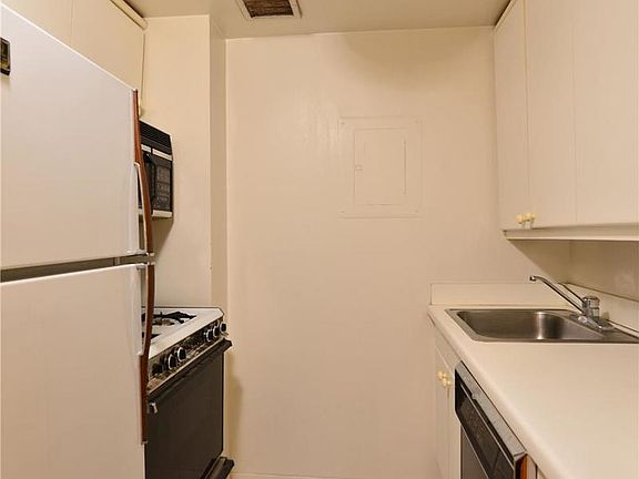3rd image of 106 Central Park S APT 10D