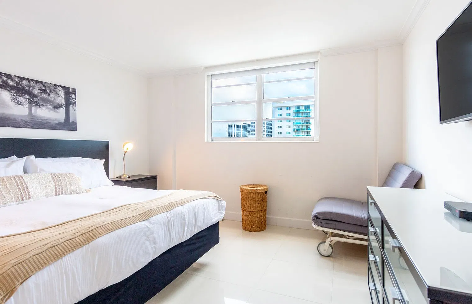 1 bed, 1.0 bath, 1001 sqft, $3,869 — Photo 4