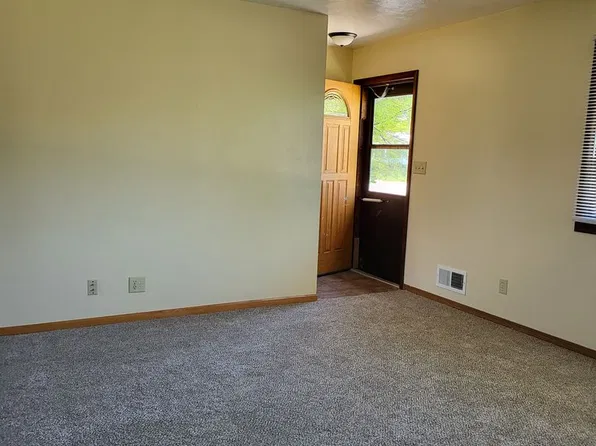705 E 24th St, Crete, NE 68333