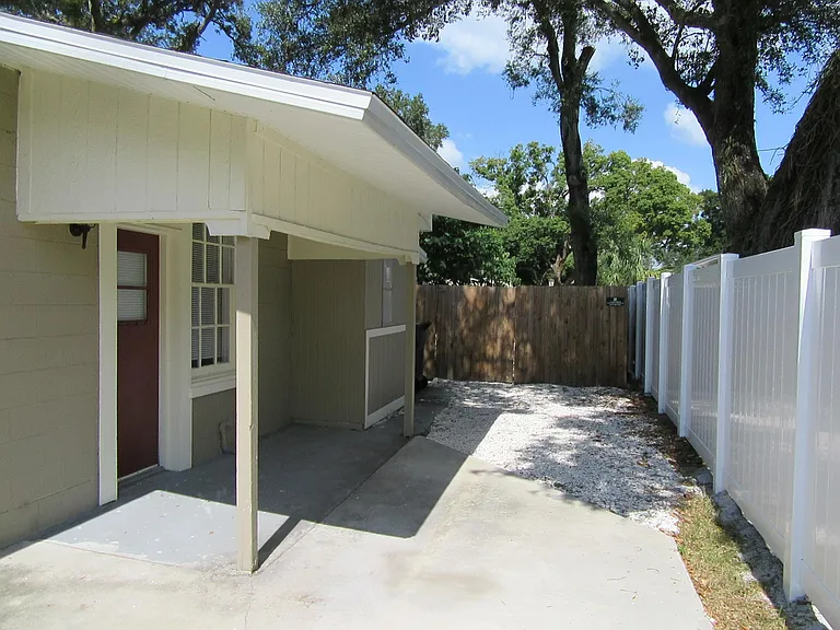 711 W Plymouth St — Photo 22