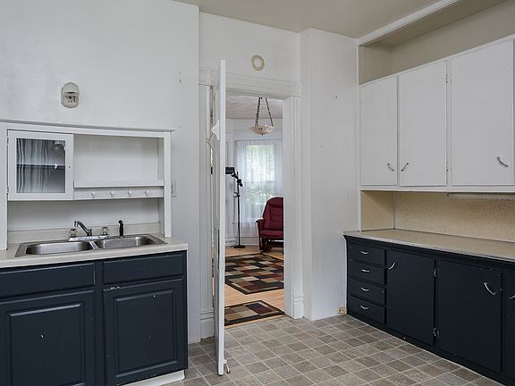 Kitchen w/ Appliances