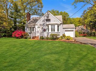 8 Lee St, Huntington, NY 11743