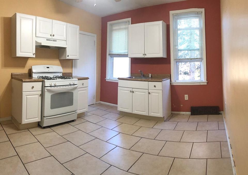 Eat-in kitchen