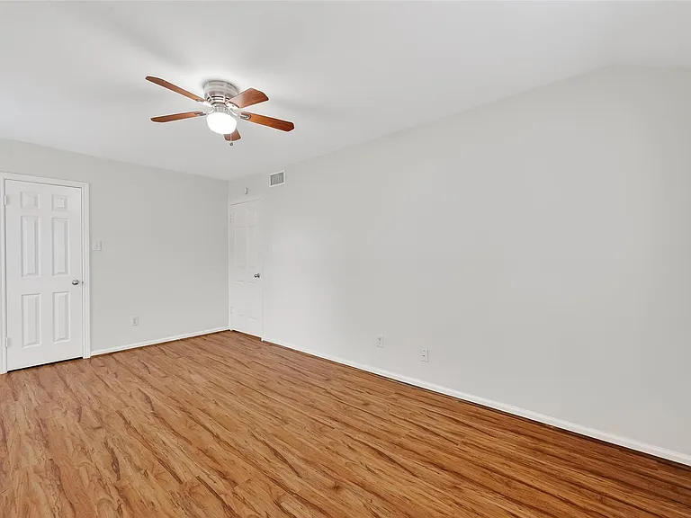 500 N Post Oak Ln — Photo 28