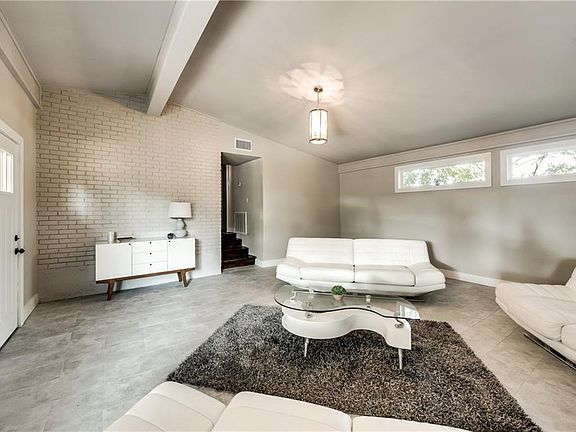3rd image of 2202 Forest Oaks Dr