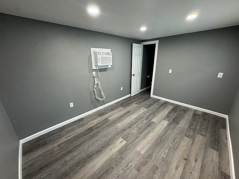 542 E Locust St #4 — Photo 1