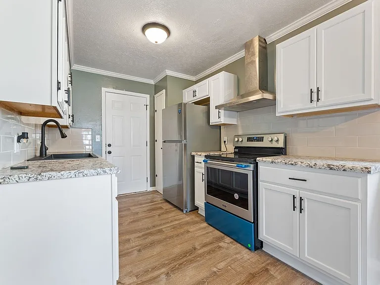 4655 Curtis Ave — Photo 9
