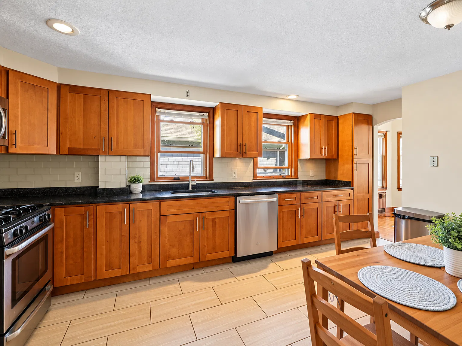 5 bed, 2398 sqft, $6,000 — Photo 2