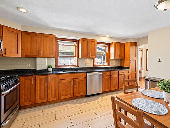 2nd image of 21 Quincy St #2