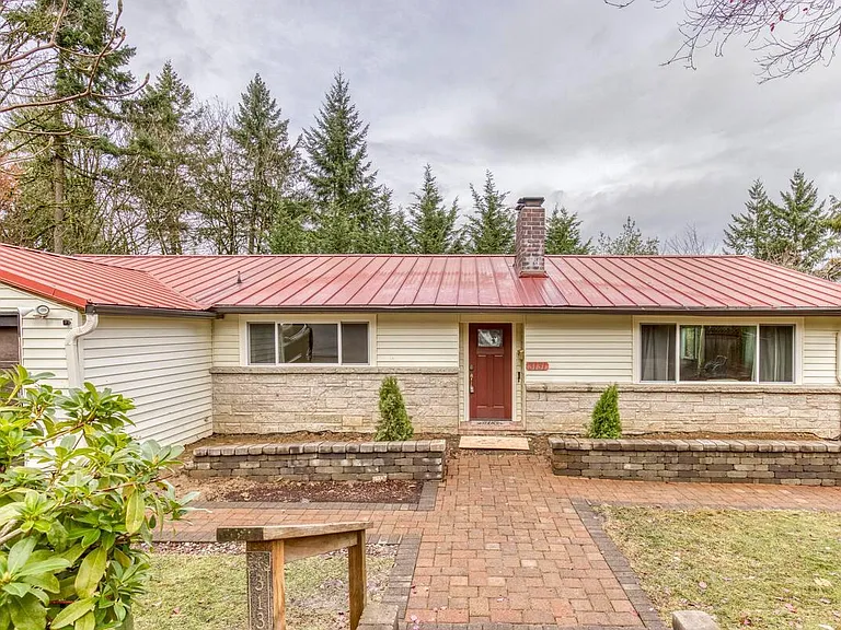 3131 SW Sherwood Pl — Photo 2