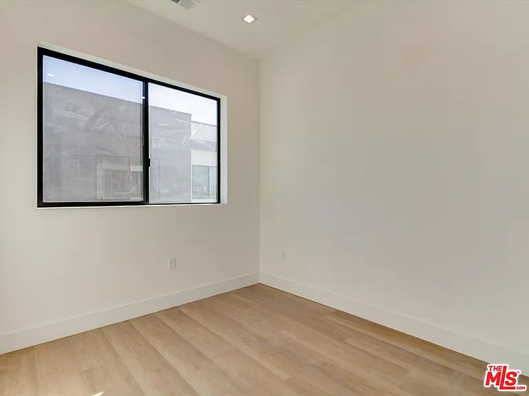2817 S Redondo Blvd — Photo 23