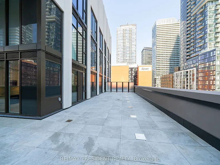 400 King St W #808 — Photo 3