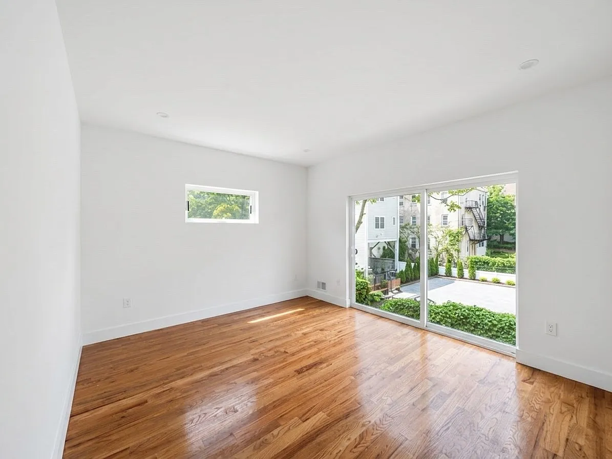 47 Victoria Ave — Photo 3