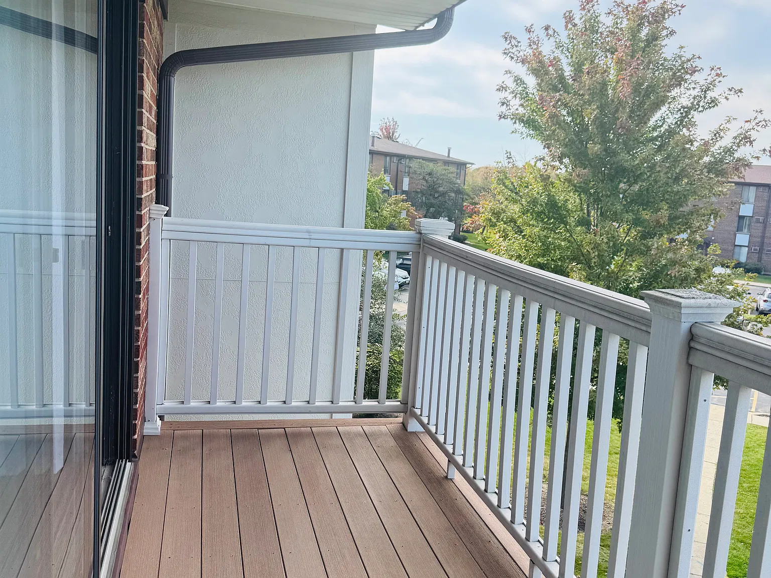 2 bed, 1.5 bath, 890 sqft, $1,800 — Photo 2