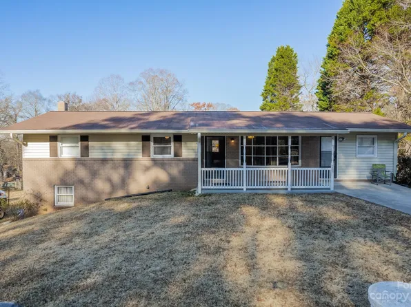 3809 31st Street Ln NE, Hickory, NC 28601