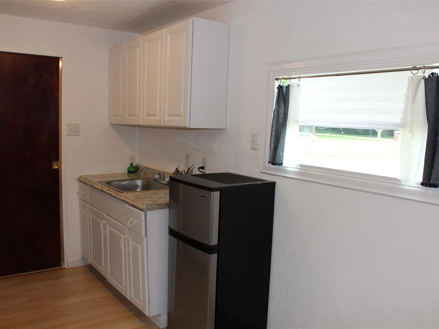 1 bed, 320 sqft, $950 — Photo 3