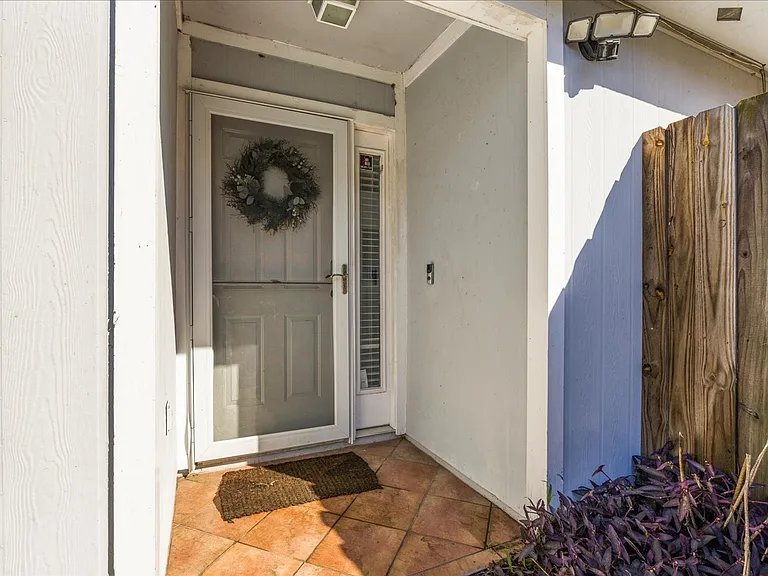 1073 Stocks St — Photo 6