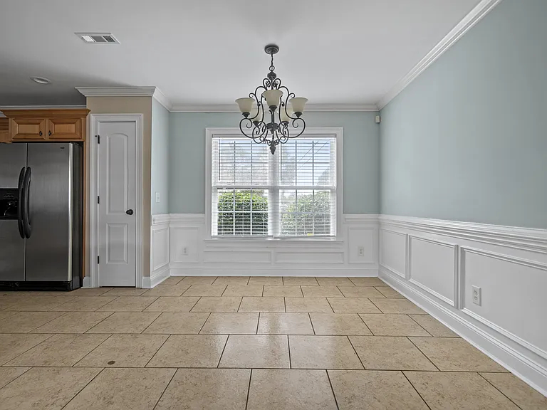 1601 Pickford Ln — Photo 2