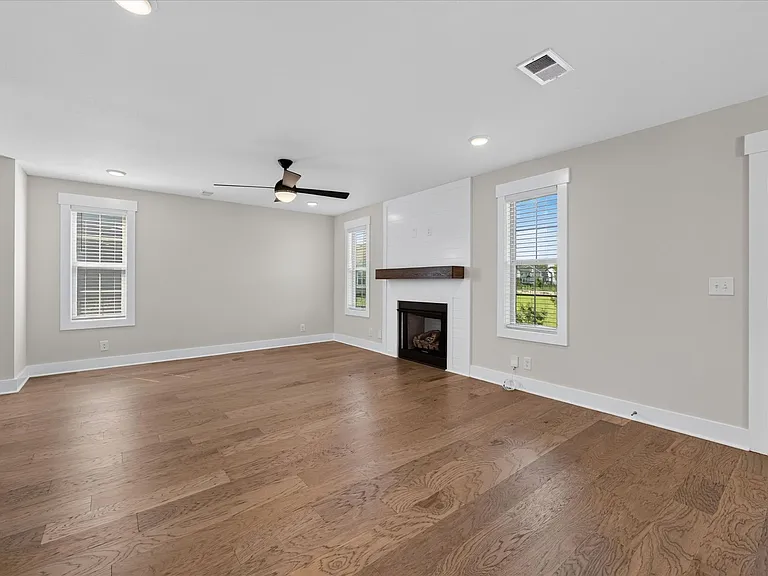 393 Frontier Dr — Photo 9