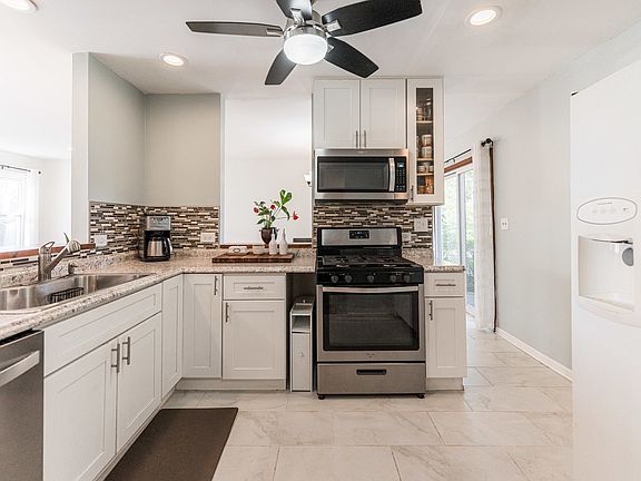 4th image of 221 Pebble Creek Dr