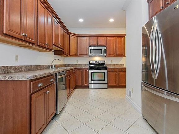 4th image of 22 Winhaven Ct
