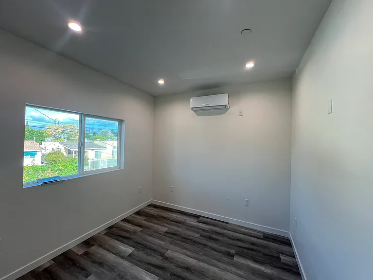 11616 Hamlin St — Photo 34