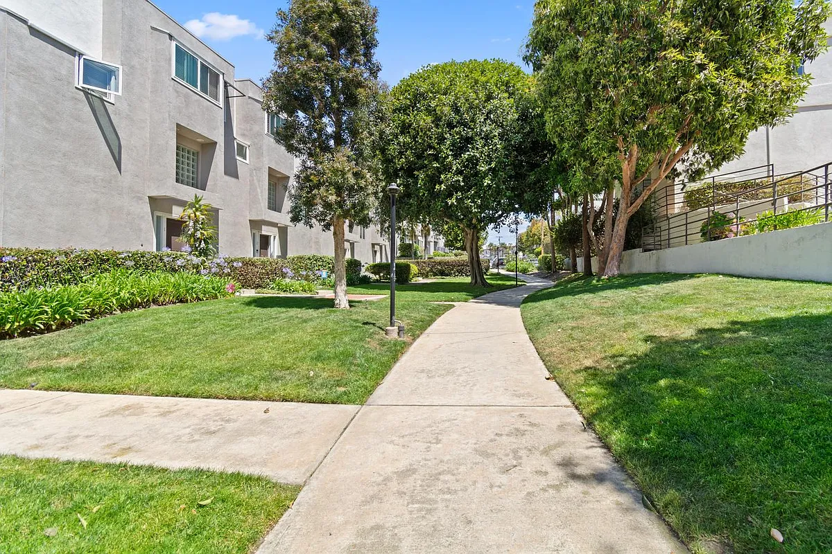 Building Photo - 501 Herondo St
