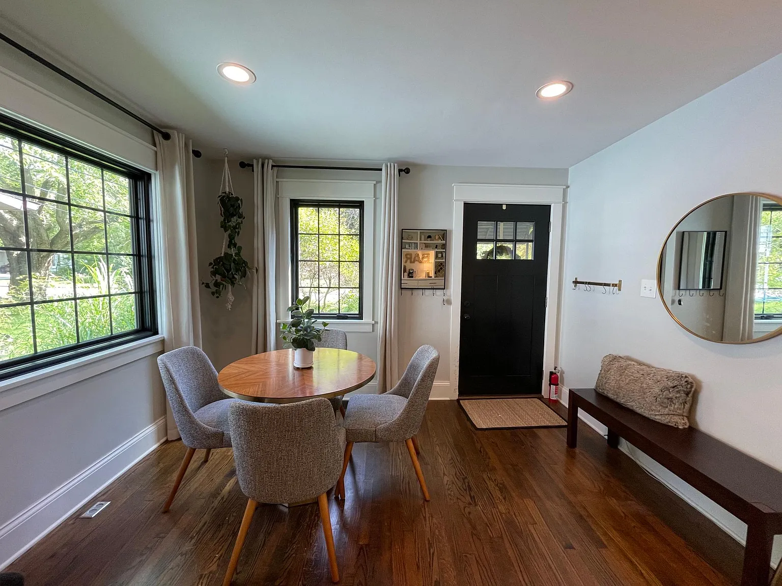 327 W Davis St — Photo 3