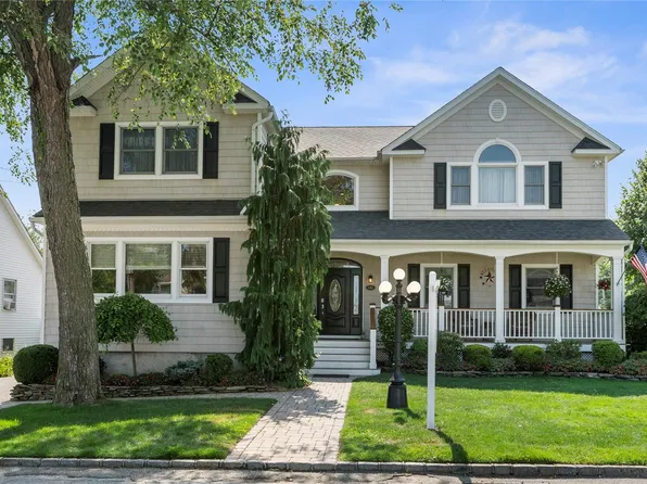 565 S 8th Street, Lindenhurst, NY 11757